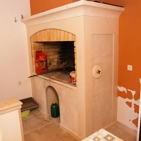 Leona