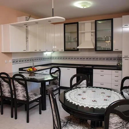 Leona Apartment *